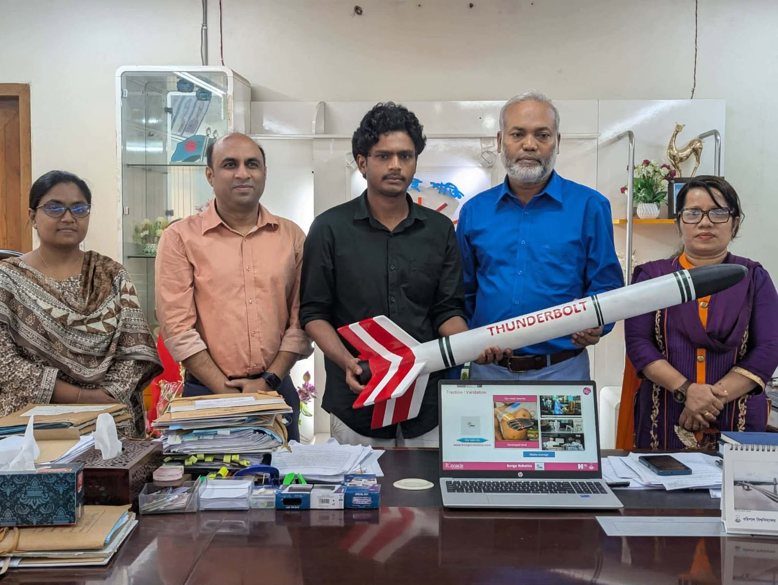 বরিশাল বিশ্ববিদ্যালয়ের শিক্ষার্থী সুজন চন্দ্র পালের ‘থান্ডারবোল্ট’ মিসাইল প্রকল্প নিয়ে মাননীয় উপাচার্যের সঙ্গে সৌজন্য সাক্ষাৎ
