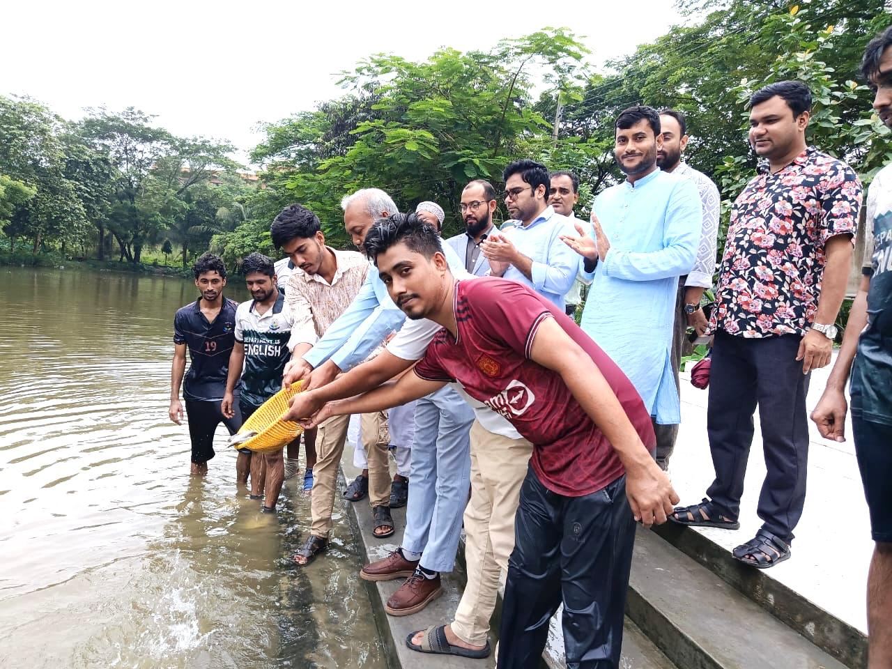 বরিশাল বিশ্ববিদ্যালয়ের শেরে বাংলা হলের পুকুরে বিভিন্ন প্রজাতির মাছের পোনা অবমুক্ত করেন বিশ্ববিদ্যালয়ের মাননীয় উপাচার্য প্রফেসর ড. মোঃ মামুন অর রশিদ